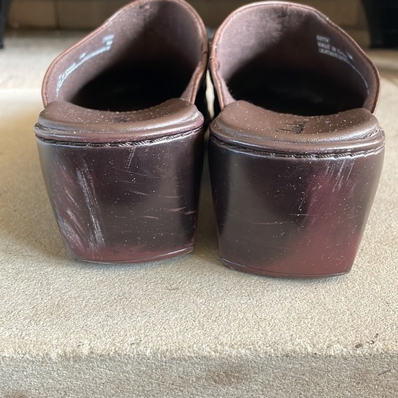 Clarks Embossed Brown Leather Clogs - Picture 4 of 8